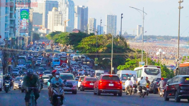 Không chỉ tại Bãi Sau, khu vực Bãi Trước và tuyến đường Thùy Vân cũng chật kín người. Các dịch vụ ăn uống, giải khát, cho thuê ghế dù hoạt động hết công suất. Nhiều du khách tranh thủ lưu lại khoảnh khắc đáng nhớ giữa không gian biển nhộn nhịp, rực rỡ nắng vàng.