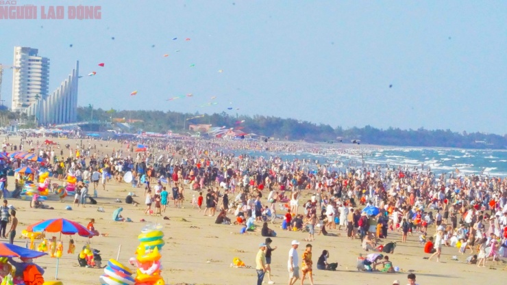 Dịp lễ 30-4 và 1-5 năm nay, dự báo Vũng Tàu đón khoảng 200.000 lượt khách, bình quân 50.000 lượt/ngày, cao điểm tập trung tại Bãi Sau, Bãi Trước, khu vực Tháp Tam Thắng và các điểm tham quan trung tâm.