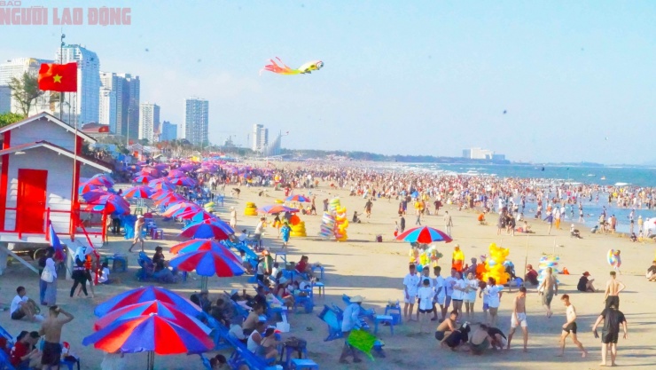 Trong quý I/2026, địa bàn này đã đón khoảng 1,5 triệu lượt khách, tăng khoảng 25% so với cùng kỳ; doanh thu dịch vụ lưu trú và ăn uống đạt gần 1.970 tỉ đồng. Toàn phường Vũng Tàu có gần 6.900 hộ kinh doanh hoạt động, góp phần tạo sinh kế và thúc đẩy kinh tế du lịch phát triển.