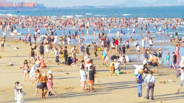 Để phục vụ lượng khách lớn, chính quyền địa phương đã triển khai đồng bộ nhiều giải pháp như bảo đảm an ninh trật tự, an toàn giao thông, kiểm soát giá dịch vụ, vệ sinh môi trường và tăng cường cứu hộ cứu nạn. Hiện tình trạng sứa, tảo biển tại Bãi Sau đã được cải thiện, nước biển ổn định, thuận lợi cho hoạt động tắm biển.