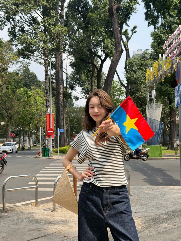 Hoa hậu Thanh Thủy gây chú ý với vẻ đẹp của hòa bình ngày 30/4 - 1