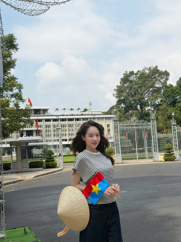 Hoa hậu Thanh Thủy gây chú ý với vẻ đẹp của hòa bình ngày 30/4 - 2
