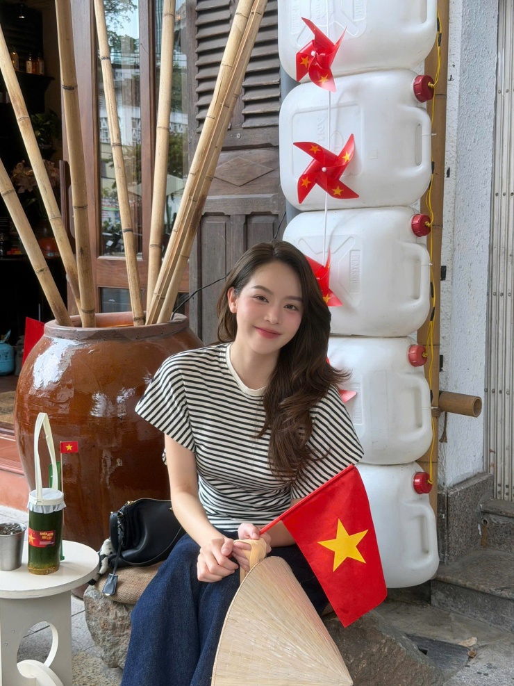 Hoa hậu Thanh Thủy gây chú ý với vẻ đẹp của hòa bình ngày 30/4 - 4