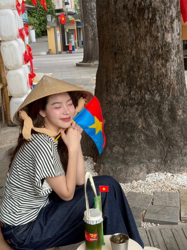 Hoa hậu Thanh Thủy gây chú ý với vẻ đẹp của hòa bình ngày 30/4 - 5