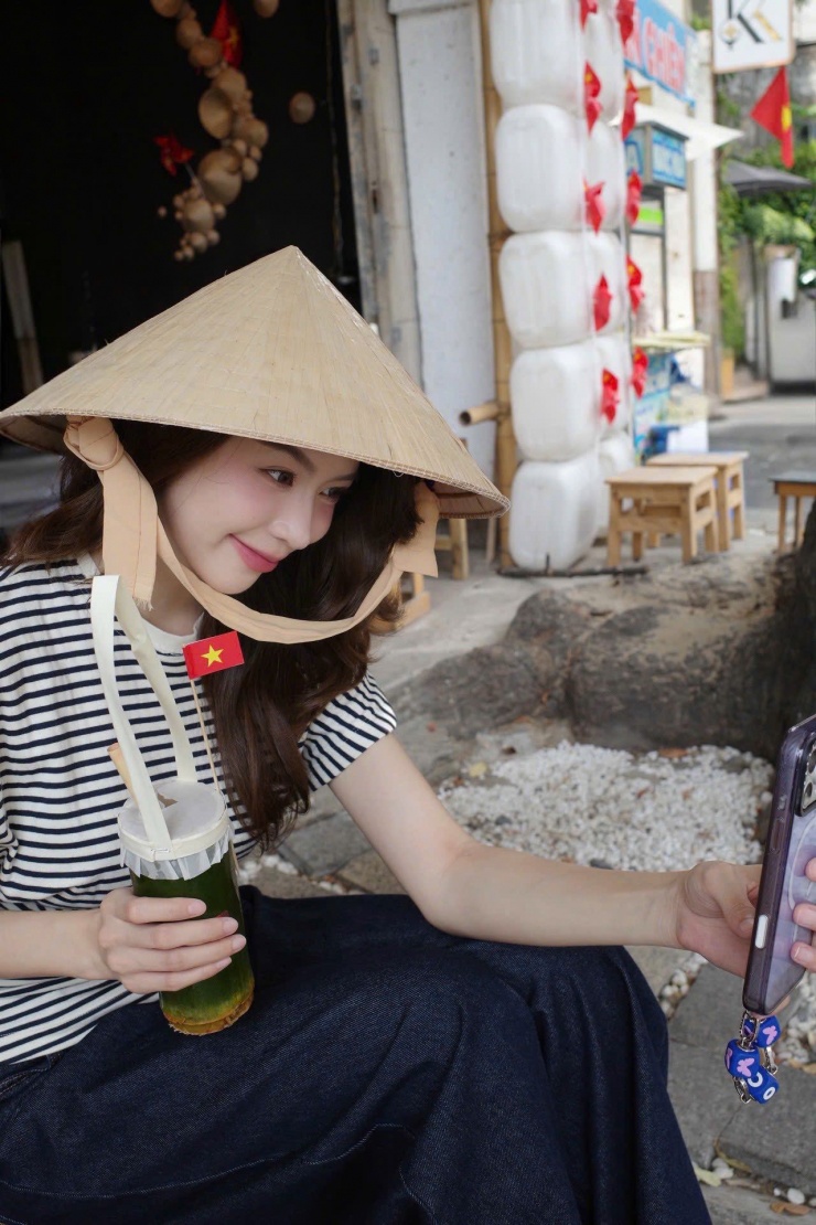 Hoa hậu Thanh Thủy gây chú ý với vẻ đẹp của hòa bình ngày 30/4 - 7