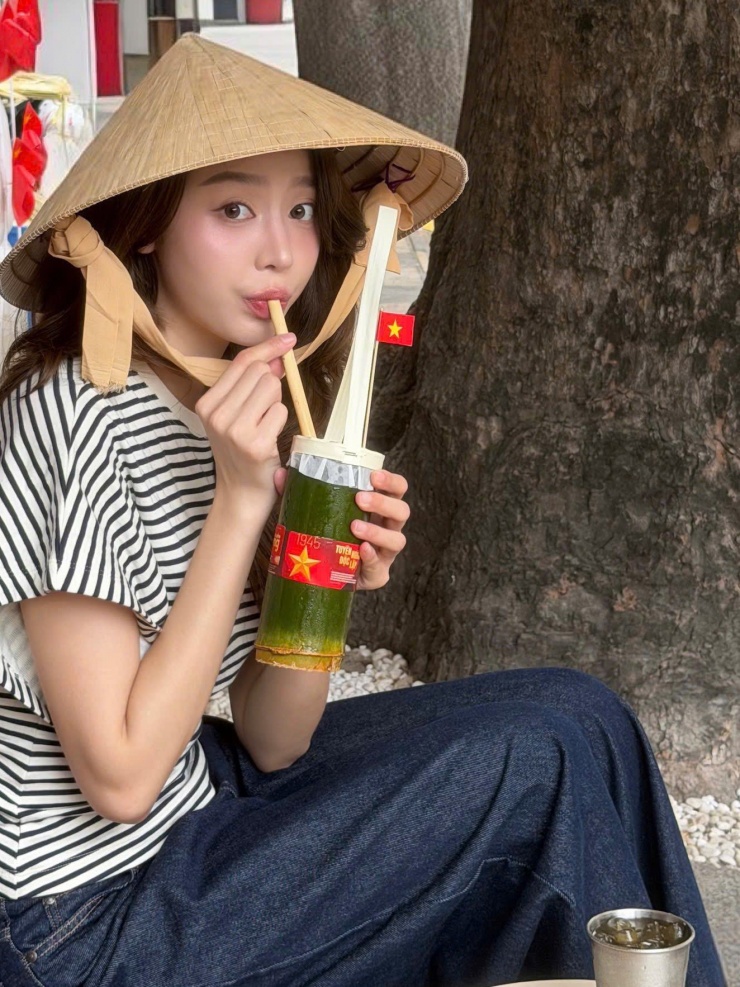 Hoa hậu Thanh Thủy gây chú ý với vẻ đẹp của hòa bình ngày 30/4 - 8