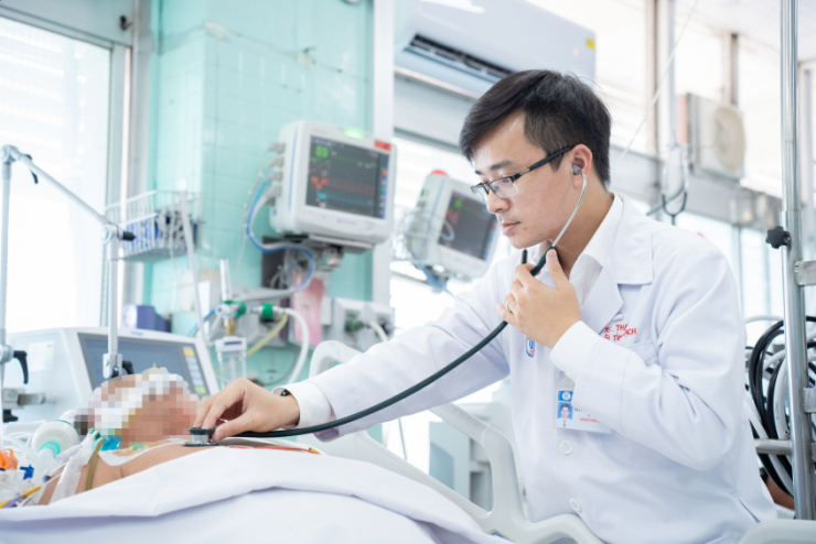Bác sĩ Thạnh khám cho bệnh nhân. Ảnh: BVCR.