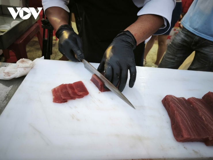 Những lát cá được cắt mỏng, đều tay theo phong cách sashimi, phô bày màu sắc tự nhiên và độ tươi ngon – tinh hoa của cá ngừ đại dương.