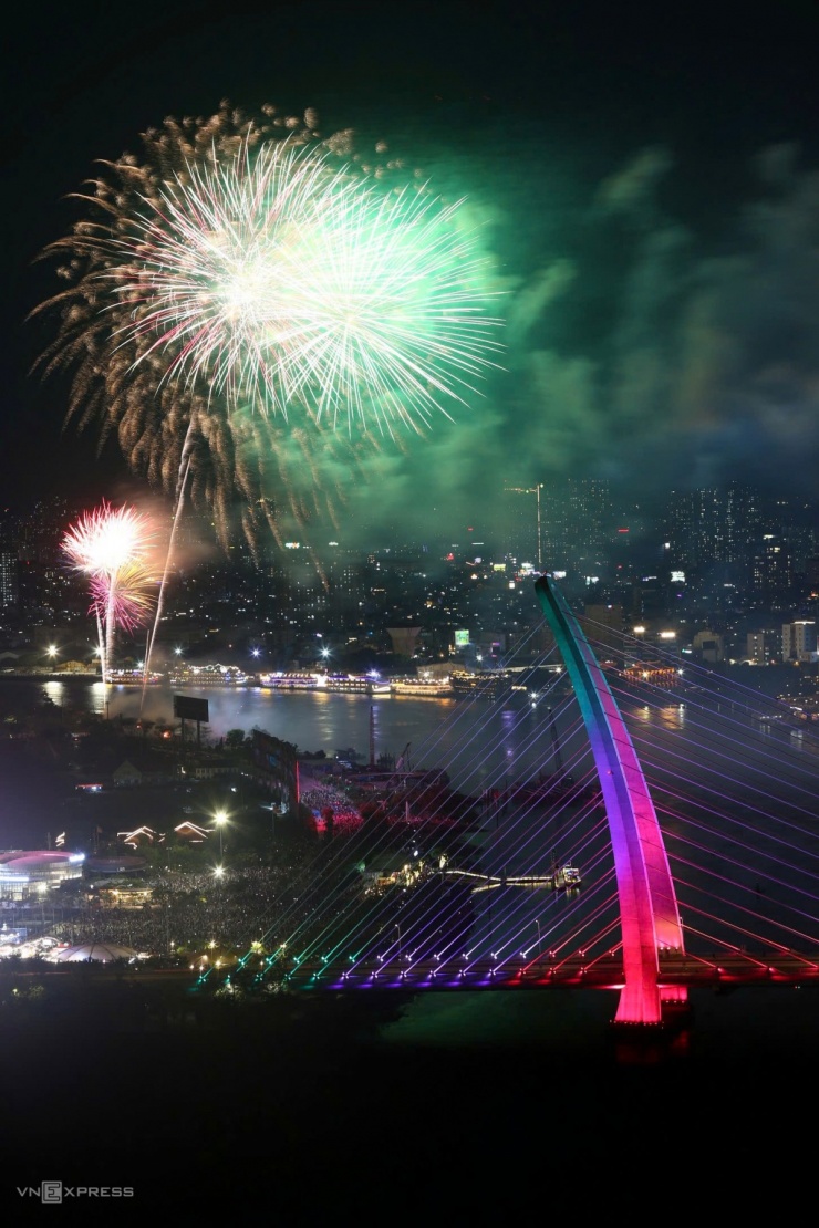 Pháo hoa rực sáng bầu trời TP HCM, Đồng Nai đêm 30/4 - 4