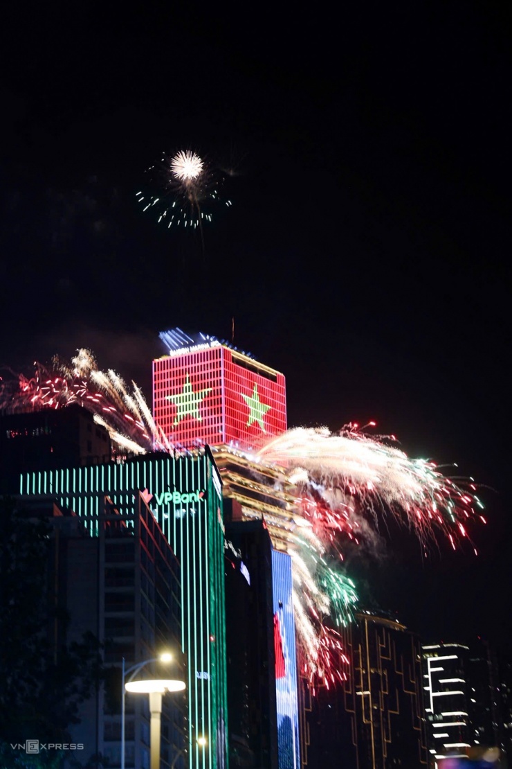 Pháo hoa rực sáng bầu trời TP HCM, Đồng Nai đêm 30/4 - 9