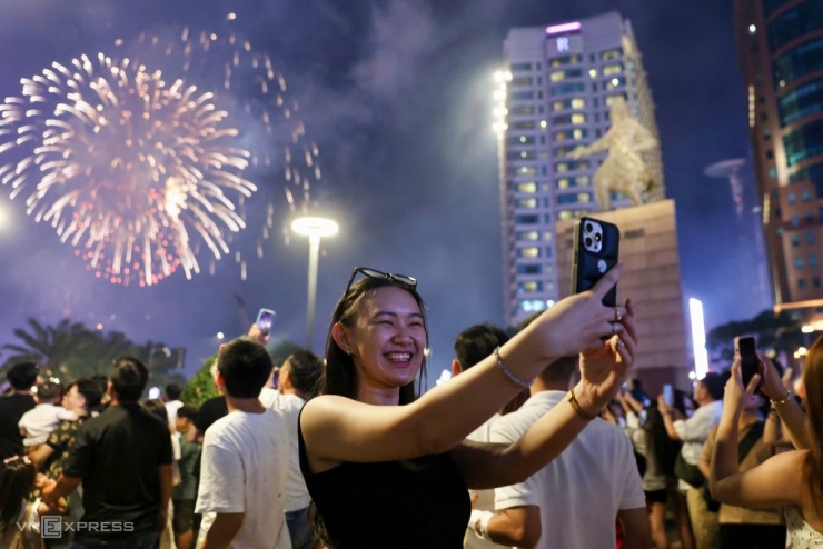 Pháo hoa rực sáng bầu trời TP HCM, Đồng Nai đêm 30/4 - 10