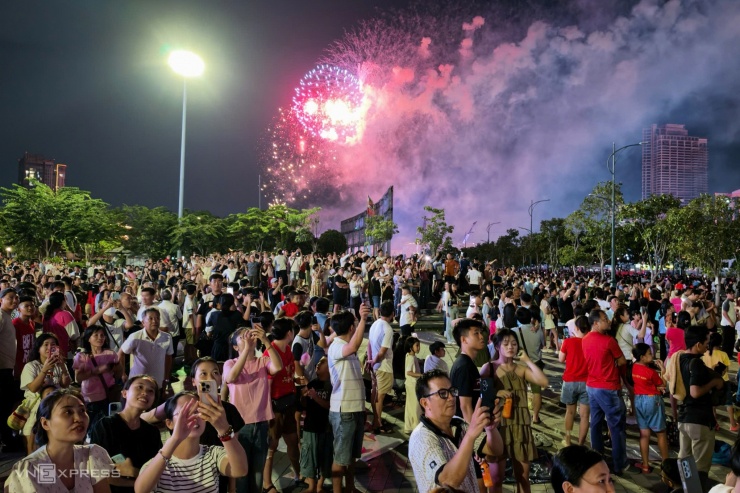 Pháo hoa rực sáng bầu trời TP HCM, Đồng Nai đêm 30/4 - 11