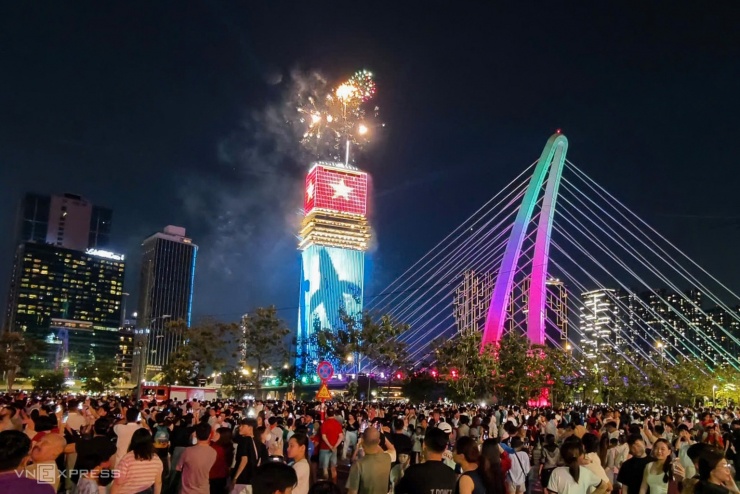 Pháo hoa rực sáng bầu trời TP HCM, Đồng Nai đêm 30/4 - 12