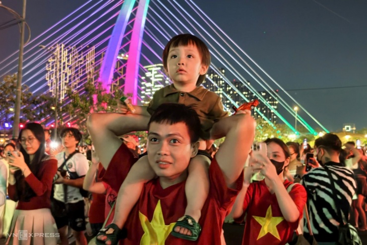 Pháo hoa rực sáng bầu trời TP HCM, Đồng Nai đêm 30/4 - 13