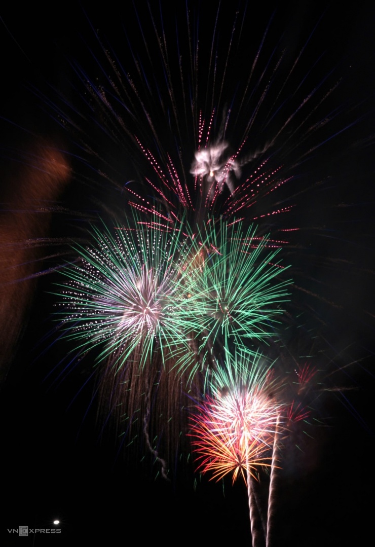 Pháo hoa rực sáng bầu trời TP HCM, Đồng Nai đêm 30/4 - 15