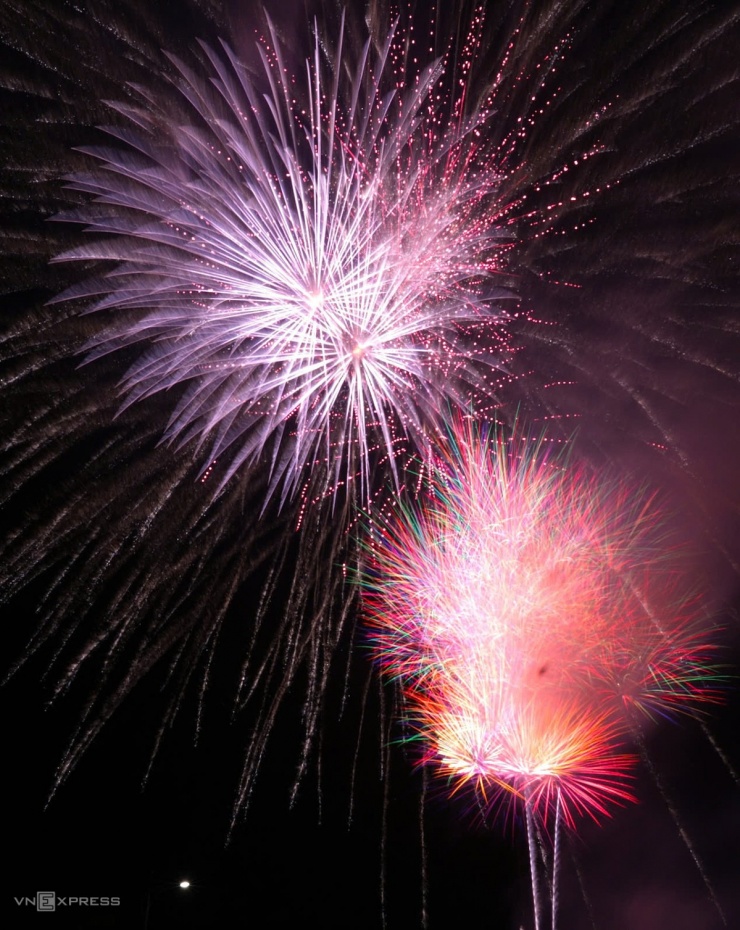 Pháo hoa rực sáng bầu trời TP HCM, Đồng Nai đêm 30/4 - 17