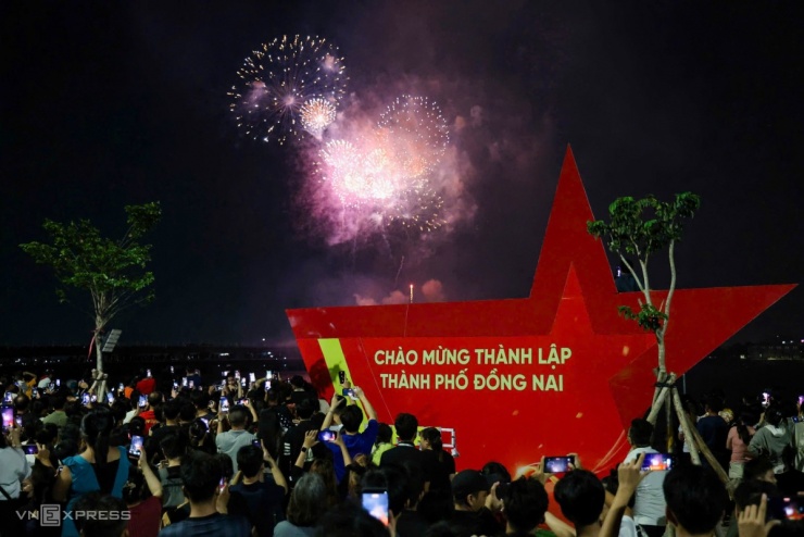 Pháo hoa rực sáng bầu trời TP HCM, Đồng Nai đêm 30/4 - 20