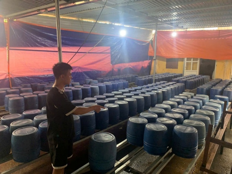 Đối tượng Nguyễn Văn Tứ cùng tang vật. (Ảnh Công an tỉnh Quảng Ninh)