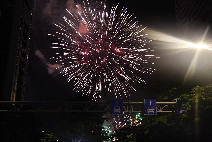 Rực rỡ pháo hoa chào mừng đại lễ 30-4 trên khắp cả nước