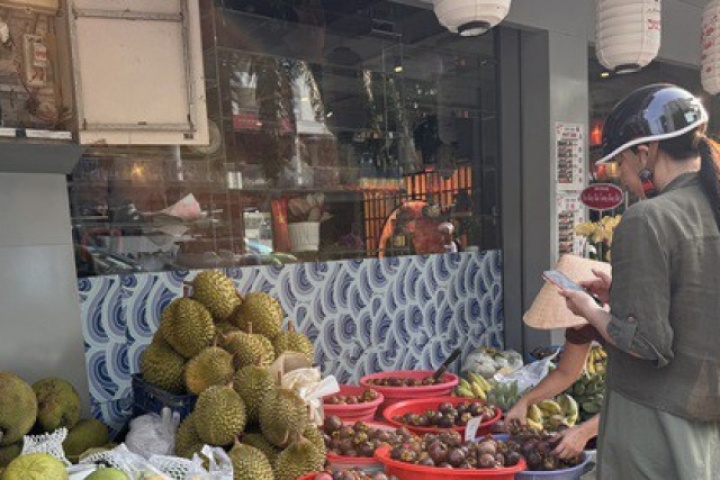 Giá sầu riêng miền Tây chạm đáy, giá bán lẻ tại TPHCM vẫn cao gấp 3-4 lần