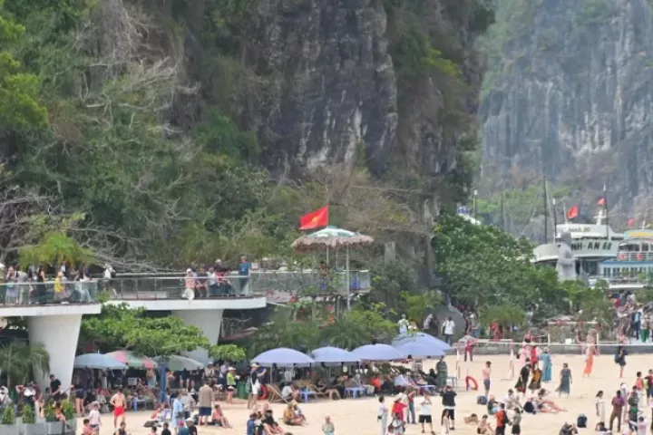 Vịnh Hạ Long nườm nượp người
