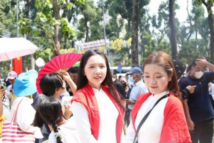 Người dân bắt đầu nô nức xuống phố, chờ xem pháo hoa