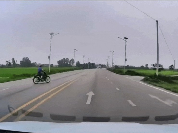 Vụ xe máy sang đường bị ô tô húc ngã xuống ruộng: Lỗi tại ai?