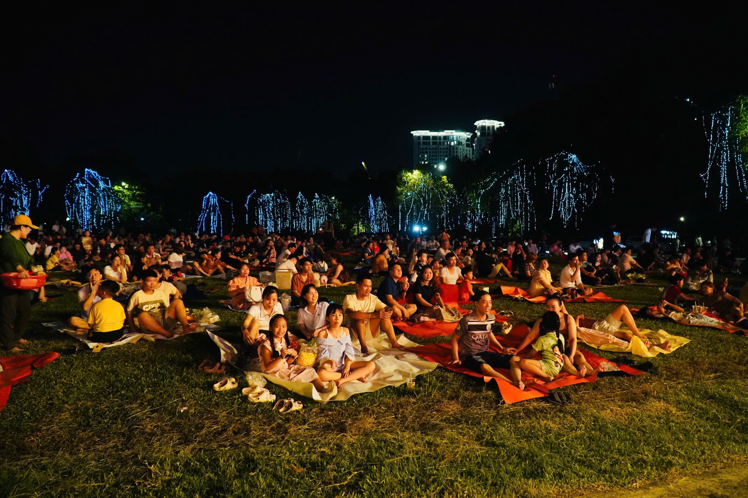 Người dân bắt đầu nô nức xuống phố, chờ xem pháo hoa - 4