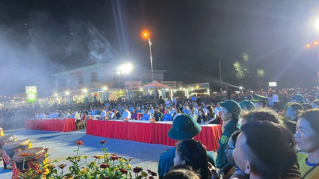 Rực rỡ pháo hoa chào mừng đại lễ 30-4 trên khắp cả nước - 13