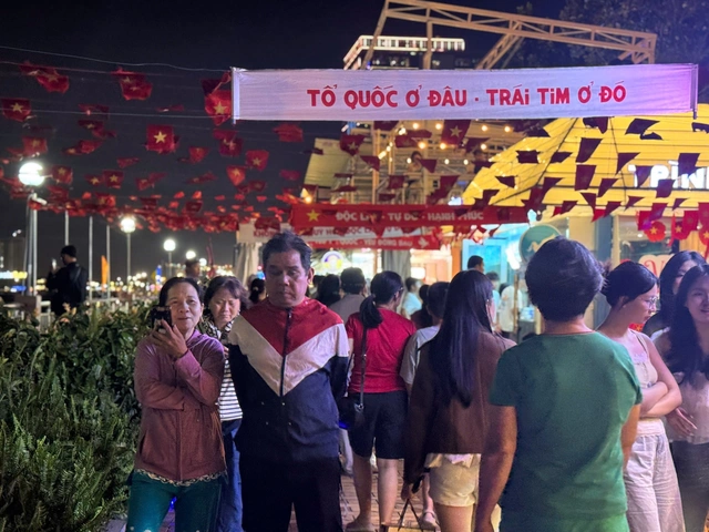 Rực rỡ pháo hoa chào mừng đại lễ 30-4 trên khắp cả nước - 19