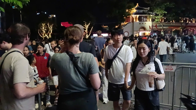 Rực rỡ pháo hoa chào mừng đại lễ 30-4 trên khắp cả nước - 34