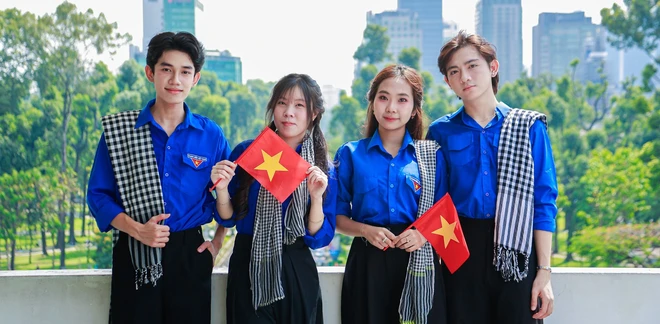 Dịp này, các bạn sinh viên và đoàn viên thanh niên trong sắc áo xanh tình nguyện tham quan Dinh Độc Lập là một hình ảnh rất quen thuộc, thể hiện tinh thần "uống nước nhớ nguồn" và lòng tự hào dân tộc của thế hệ trẻ.