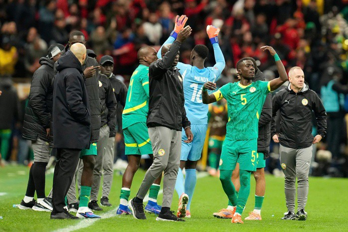 Ban huấn luyện đội tuyển Senegal kêu gọi các cầu thủ rời sân ở trận chung kết CAN Cup gặp Morocco vừa qua (Ảnh: AP)