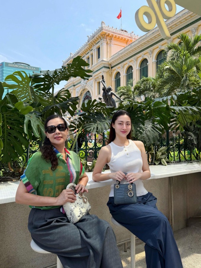 Ảnh sao 30/4: Chi Pu khoe vẻ gợi cảm khi đi nghỉ lễ - 10