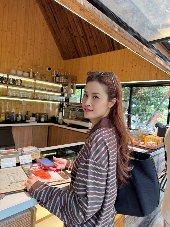 Ảnh sao 30/4: Chi Pu khoe vẻ gợi cảm khi đi nghỉ lễ - 12