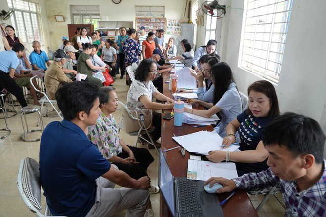 Người dân mang bao tải đựng tiền đền bù đất dự án Olympic - 2