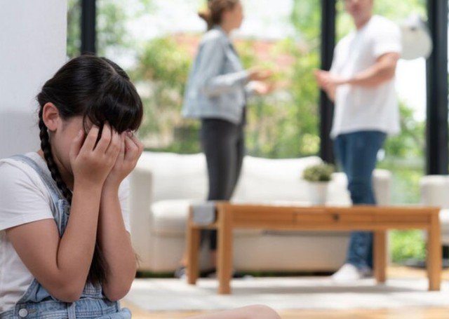 Điều quan trọng nhất sau ly hôn là cách cha mẹ ứng xử, cần trò chuyện, trấn an và cho con thấy rằng tình yêu dành cho con không hề thay đổi. Ảnh minh họa