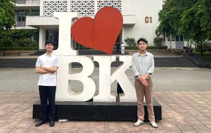 Tú (phải) cùng bạn thân ở Đại học Bách khoa Hà Nội. Ảnh: Nhân vật cung cấp