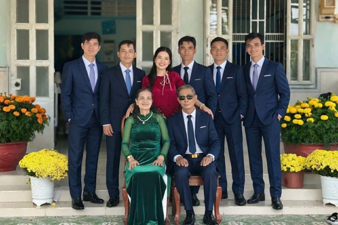 Vợ chồng ông Muôn - bà Thêm và 6 con (lần lượt từ trái qua Nhất, Thống, Tâm, Nam, Việt, Quyết) tại nhà ở Thanh Bình, Đồng Tháp, dịp Tết 2026. Ảnh: Gia đình cung cấp