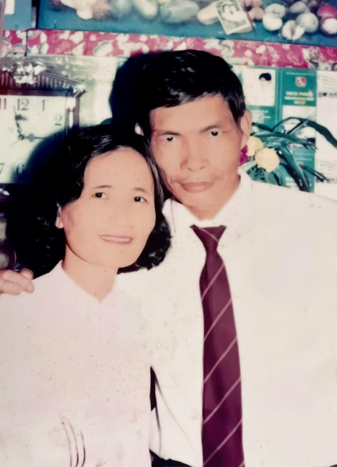 Ông Muôn - bà Thêm vào năm 1997 khi cưới vợ cho con trai cả. Ảnh: Gia đình cung cấp