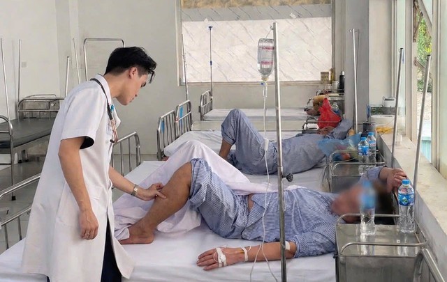 Người bệnh tổn thương thận cấp liên quan đến thói quen tự ý dùng thuốc. Ảnh: BVCC