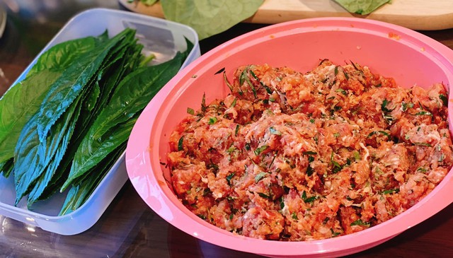 Chuẩn bị phần nhân để cuốn chả
