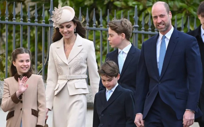 Công chúa Charlotte vẫy tay chào người hâm mộ hoàng gia khi cùng gia đình tham dự lễ Phục sinh tại Nhà nguyện St George, Windsor, ngày 5/4. Ảnh: Ben Montgomery