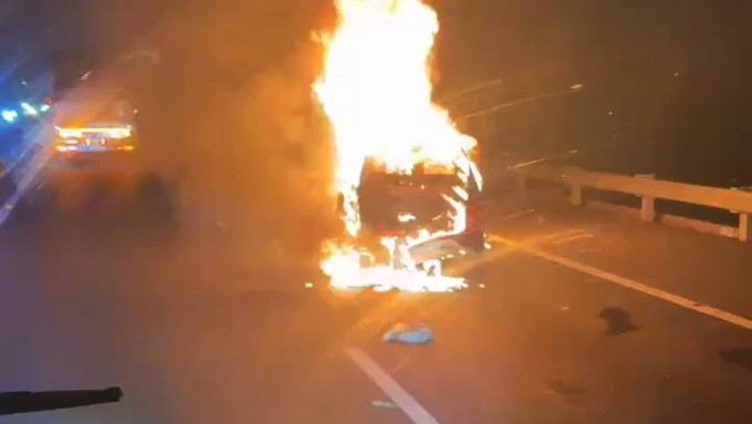 Ôtô bốc cháy dữ dội trên cao tốc. Ảnh: Nam An