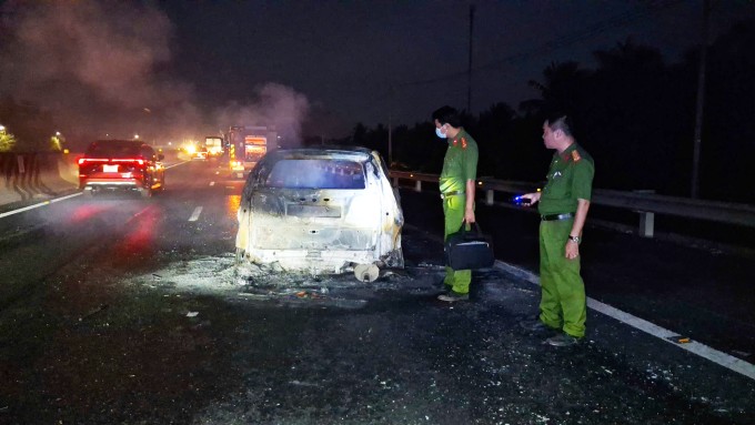 Cảnh sát khám nghiệm hiện trường. Ảnh: Nam An