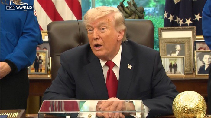 Tổng thống Mỹ Donald Trump trả lời báo chí về cuộc điện đàm với người đồng cấp Nga Vladimir Putin hôm 29-4 ngay tại Phòng Bầu dục. Ảnh: TVP World