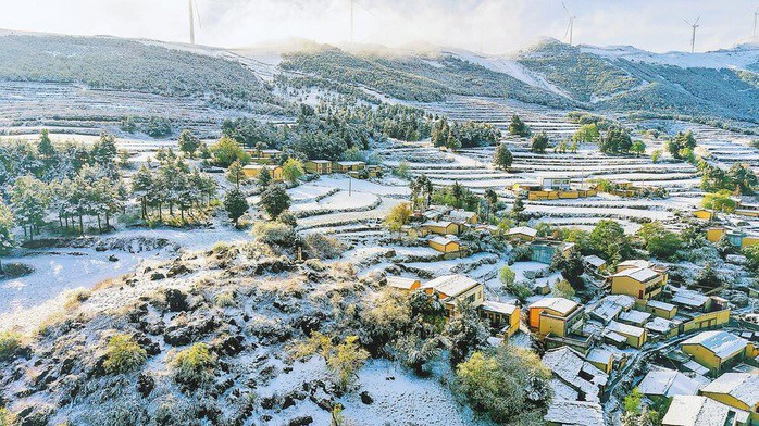 Từ ngày 28 đến 29-4, khu du lịch Đại Hải Thảo Sơn tại huyện Hội Trạch đã đón một đợt tuyết bất ngờ. Ảnh: Báo Vân Nam