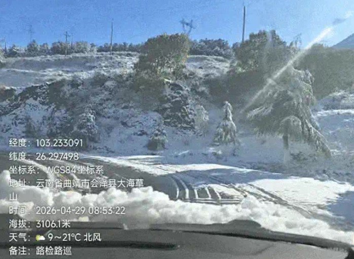 Tuyết phủ trắng xóa mặt đường vào sáng 29-4 tại Đại Hải Thảo Sơn thuộc huyện Hội Trạch, TP Khúc Tĩnh, tỉnh Vân Nam - Trung Quốc. Hình ảnh từ lực lượng chức năng đang đi tuần tra. Ảnh: Sohu