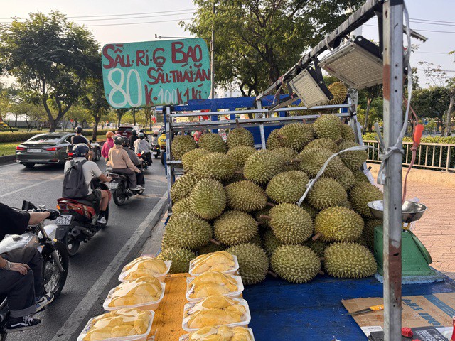 Sầu riêng bán lề đường 100.000 đồng/kg