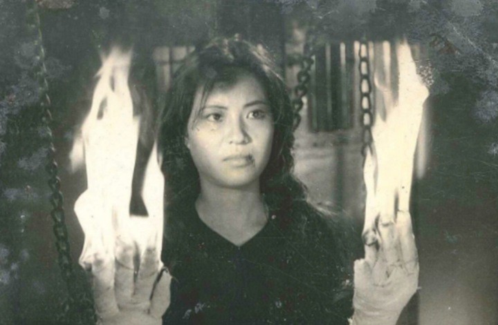 NSND Thụy Vân trong một cảnh đốt 10 đầu ngón tay gây ám ảnh nhất phim "Nổi gió".